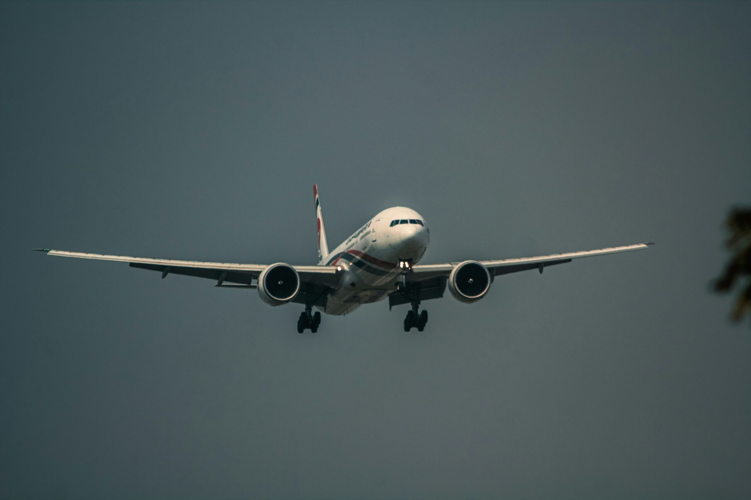 Ein Düsenflugzeug das am Himmel fliegt