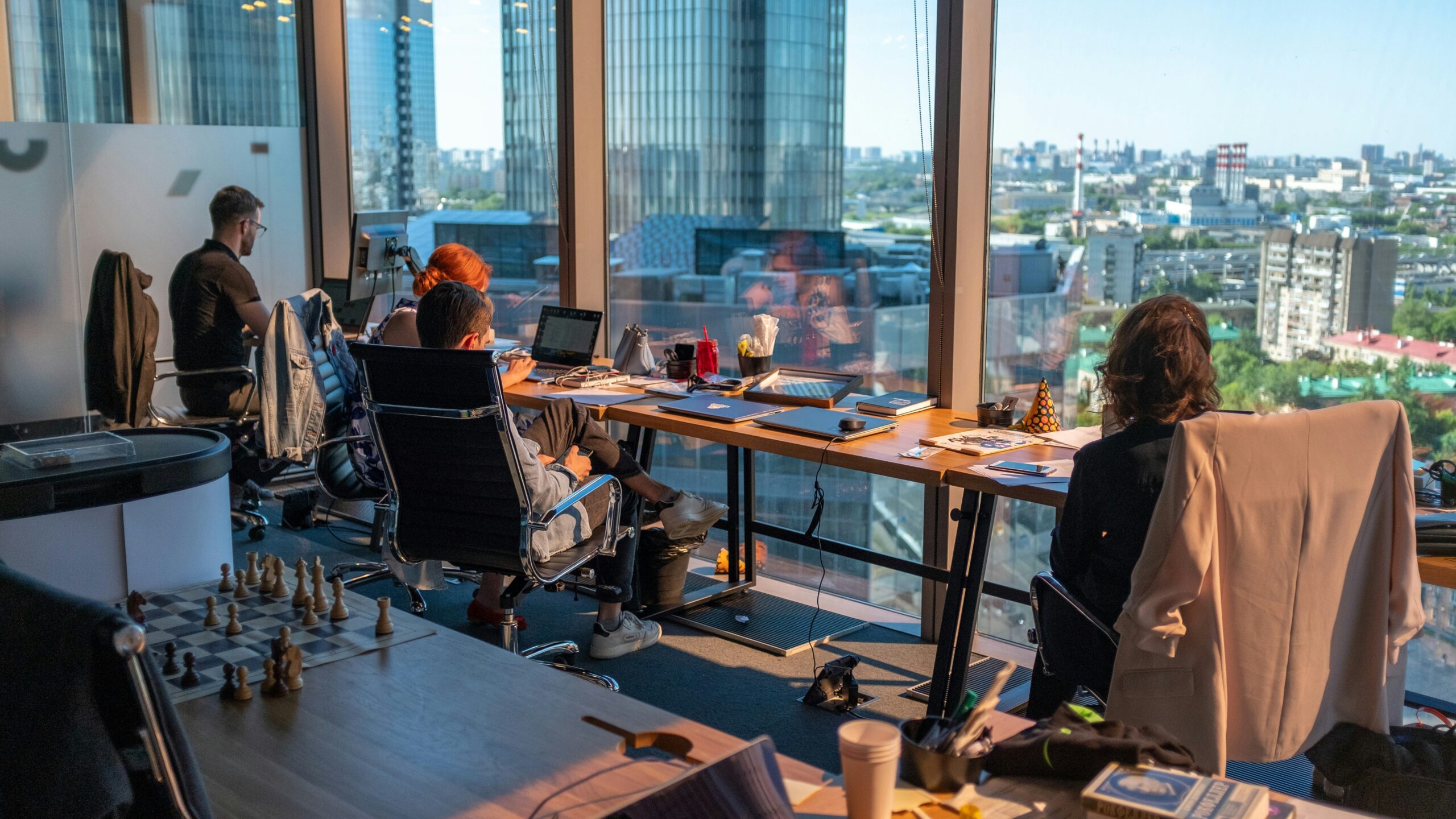 Arbeitsplatz vor Fenster zum Thema hitzefrei