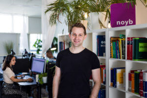 Zu sehen ist Datenschützer Max Schrems im Büro von NOYB